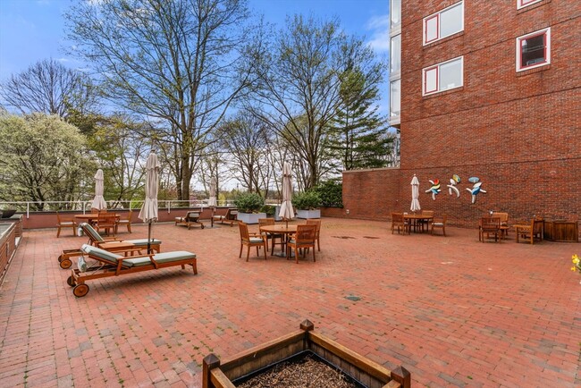 Building Photo - 975 Memorial Dr