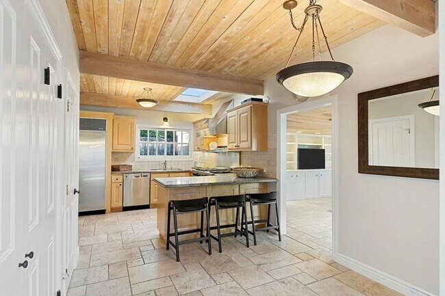 Building Photo - 6241 Frondosa Dr