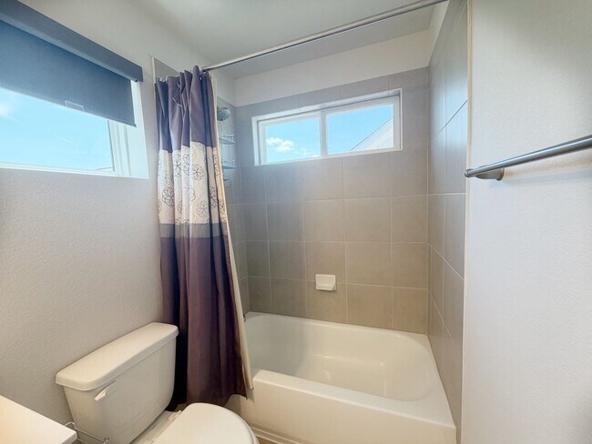 Building Photo - 2 Bed / 2.5 Bath Home Ready for Lease!