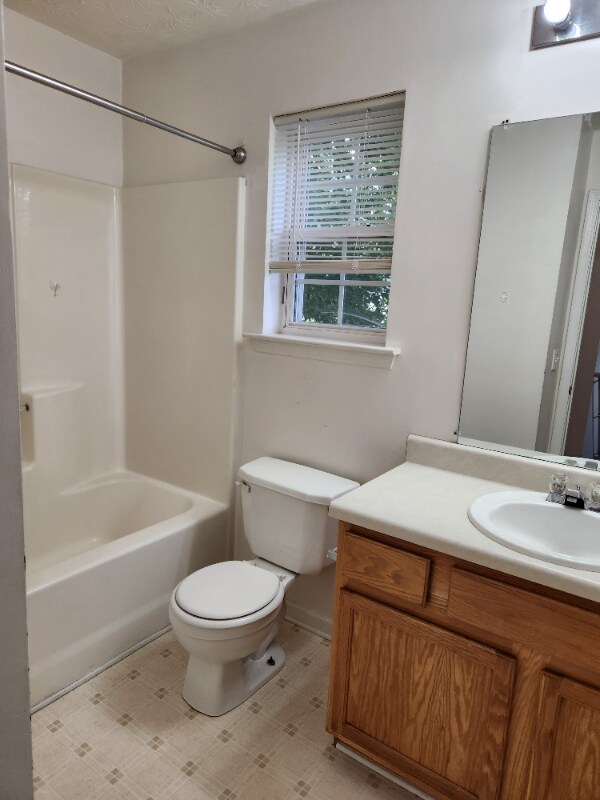 Building Photo - 579 W Oaks Dr