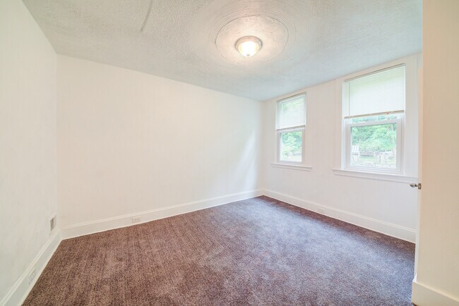 Building Photo - Available JUNE 2026 - Spacious 2 Bedroom Home in Mt. Washington!