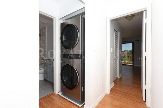 Building Photo - 2 Bed, 2.5 Bath Townhouse with Balcony, Pool & Prime Bonita Springs Location