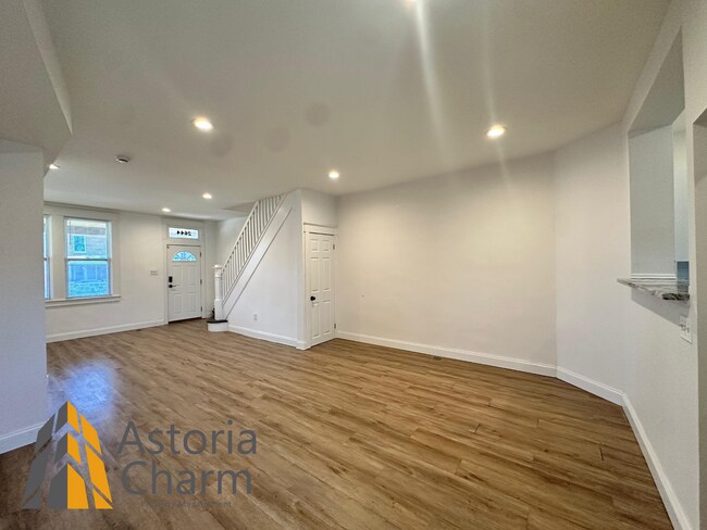 Building Photo - 3 Bedroom or 2 Bedroom with Den featuring Fenced Yard and Updated Kitchen