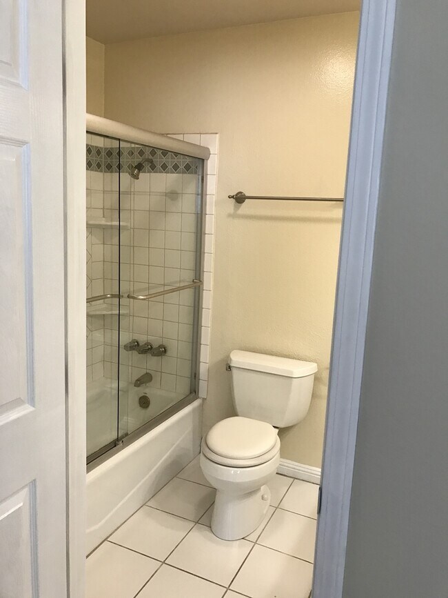 Building Photo - Beautiful 3 Bedroom 2 Bathroom West Hills Home! Great Location! Ready for Move-In!