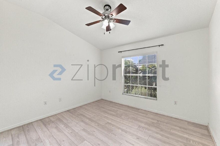 Building Photo - Unit