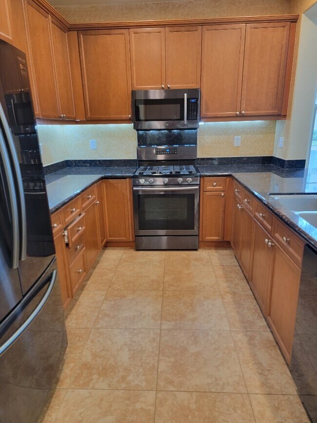 Building Photo - 3 Bedroom 3 bath house with a loft for rent in Folsom in the Parkway.  Solar & 240V Electric Car ...