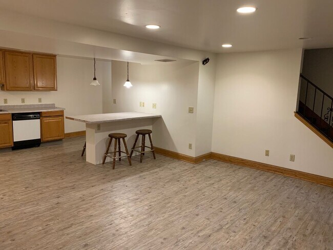 Building Photo - 609 Howard Pl