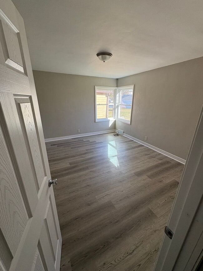 Building Photo - 2 Bedroom 1 Bathroom Updated Duplex