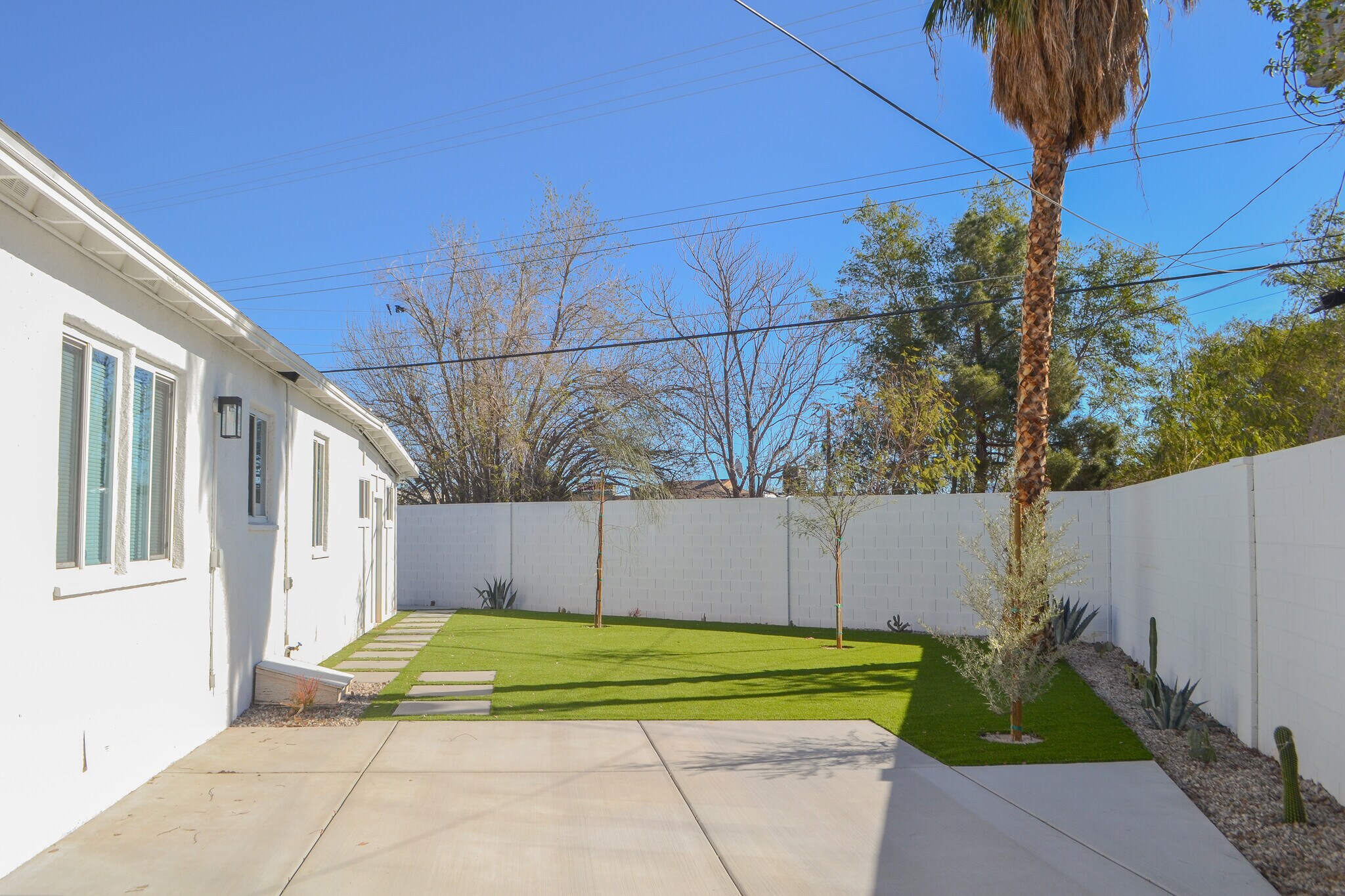 Building Photo - 925 Park Paseo