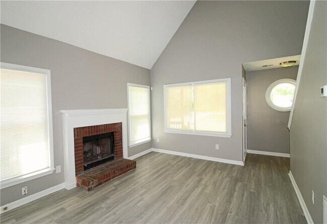 Building Photo - 957 Oak St SW