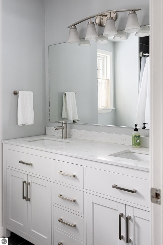 Building Photo - 1704 Comanche St