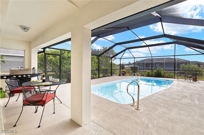 Building Photo - 2305 SW 19th Pl