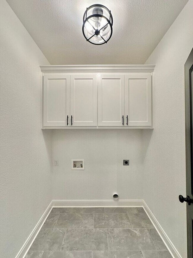 Building Photo - Available Now! Luxurious 3 Bedroom 2 Bath ...