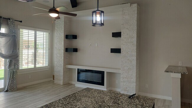Building Photo - Beautiful 4 bedroom 2.5 bathroom home! READY NOW