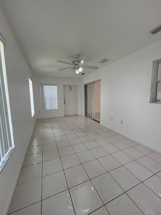 Building Photo - Single family Home with Florida room!