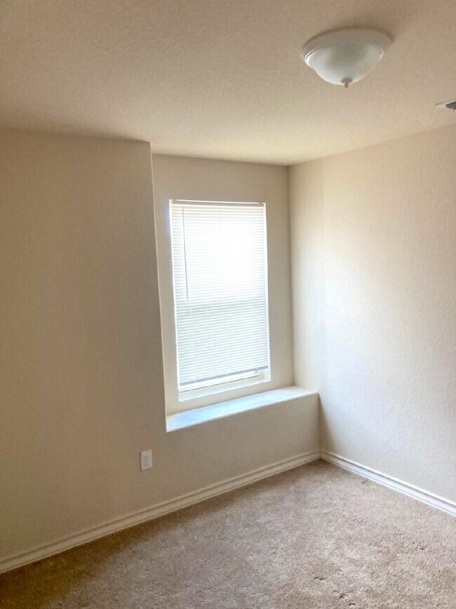 Building Photo - 7030 Lakeview Dr.