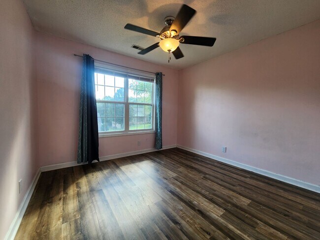 Building Photo - Move in Special--Half off 1st months rent!
