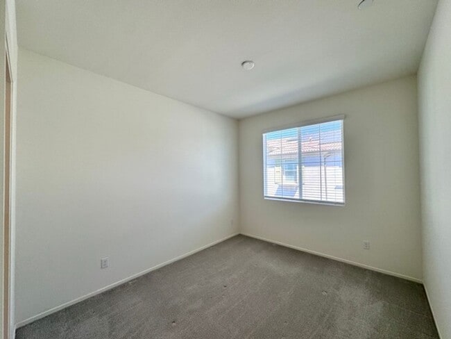Building Photo - Spacious 3 Bedroom, 2.5 Bathroom Townhome ...