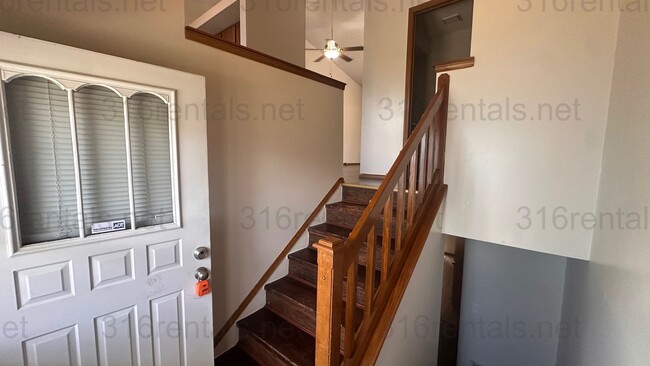 Building Photo - $895 - 2 bed 1.5 bath - Recently Remodeled...