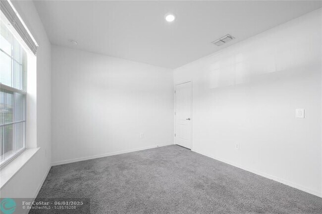 Building Photo - 3537 SW San Benito St