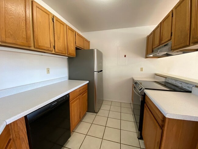 Building Photo - TOWNHOUSE - 3 BED/ 2 BATH/ 1 PARKING AT HARBOR POINTE (Just Listed)