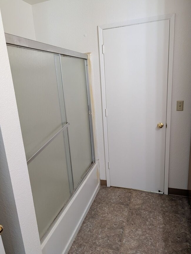 Building Photo - Great Townhouse in Anderson