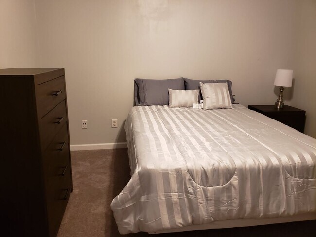 Building Photo - Knoxville 37912 - 2 bedroom 1.5 bath - Cal...
