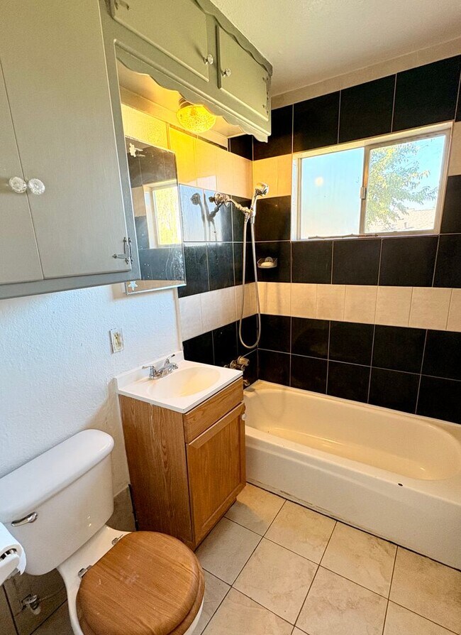 Building Photo - 2 WEEKS FREE RENT December Special