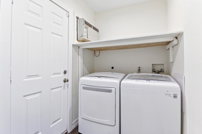 Building Photo - 1918 Crestdale Dr