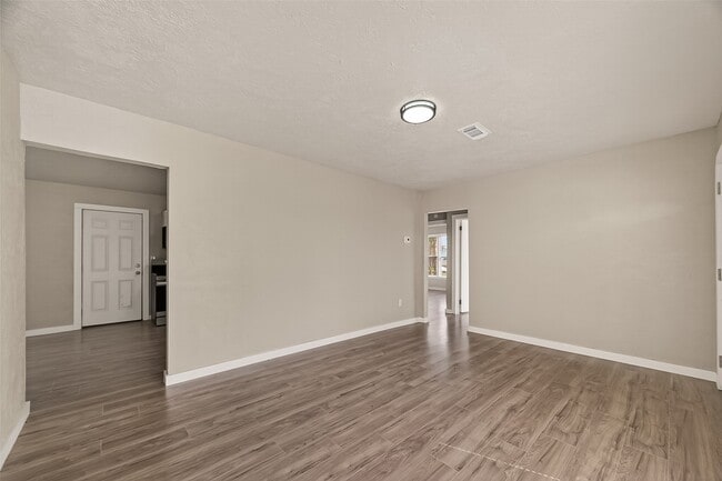 Building Photo - 1221 Parkway Dr