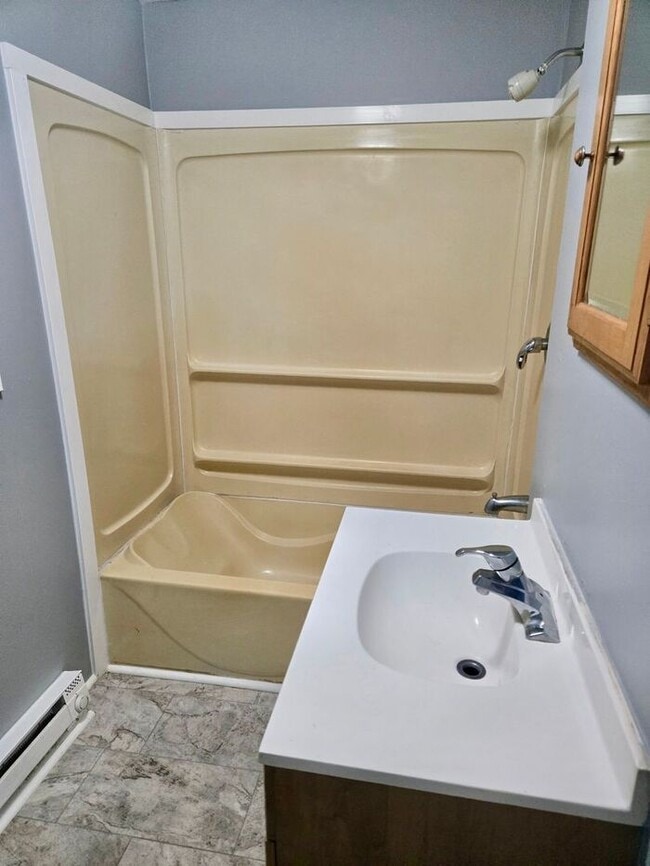 Building Photo - 2nd Floor 1 bedroom Apartment Niles