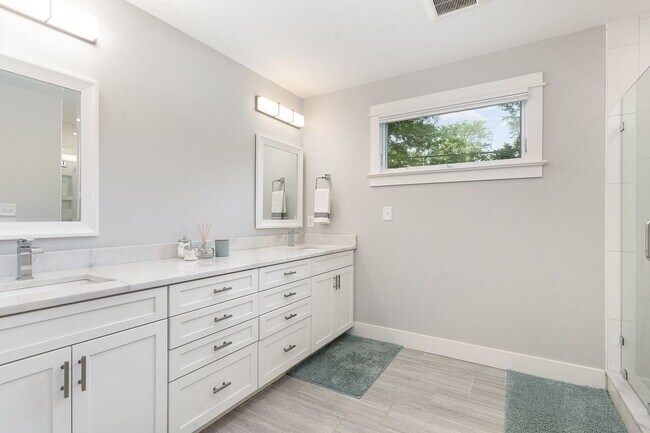 Building Photo - 219 Northwood Cir