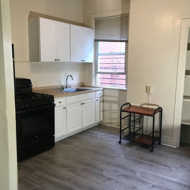 Building Photo - Pitt Student Housing – Spacious 5-Bed, 2-B...
