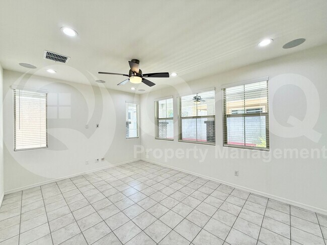 Building Photo - 735 W Derringer Way