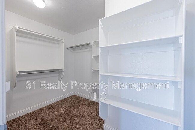 Building Photo - 704 E 97th St
