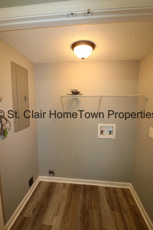 Building Photo - Totally Remodeled Tri-Plex in Lincoln School System