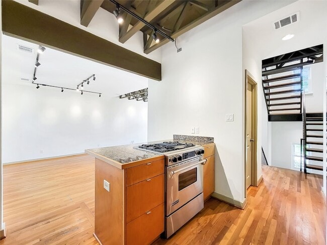 Building Photo - 321 E 20th St