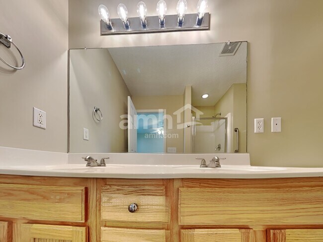 Building Photo - 112 Larkspur Dr