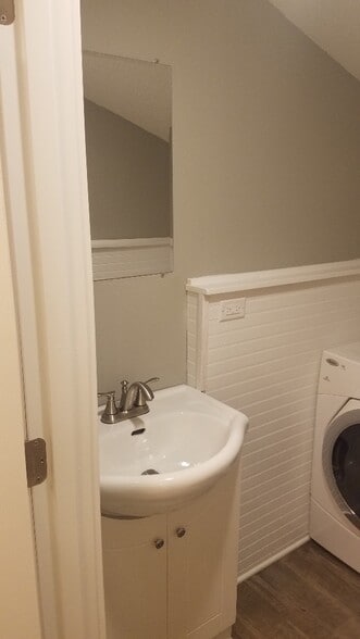 Building Photo - 312 SW Pleasant St