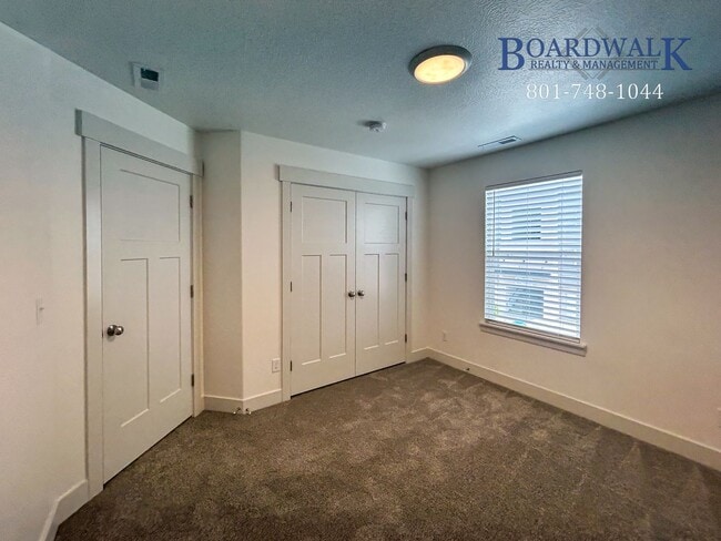 Building Photo - Spacious 3 bed in Quiet Community