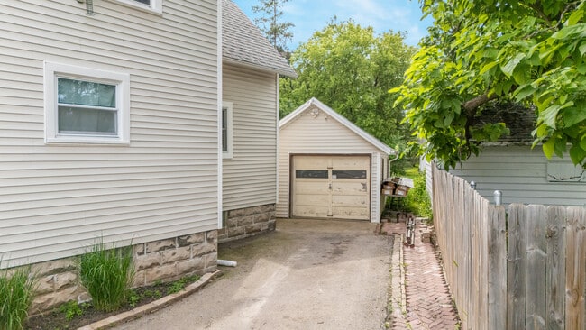 Building Photo - 1436 W Prospect Ave