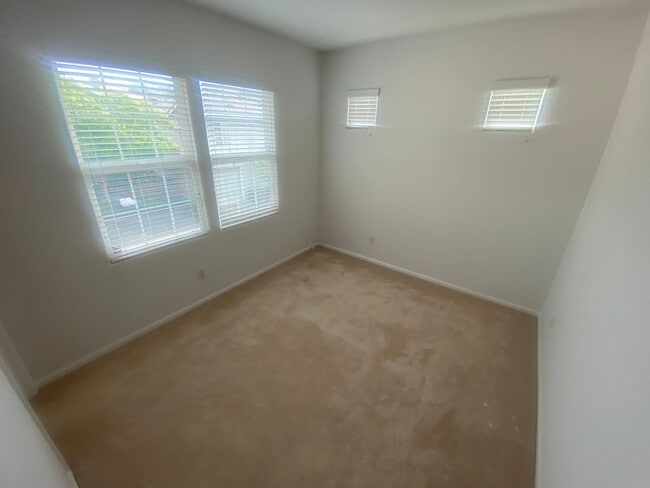 Building Photo - Beautiful & Spacious 3 Bedroom, 2.5 Bathroom Hayward Home – Prime Residential Location W Laundry,...