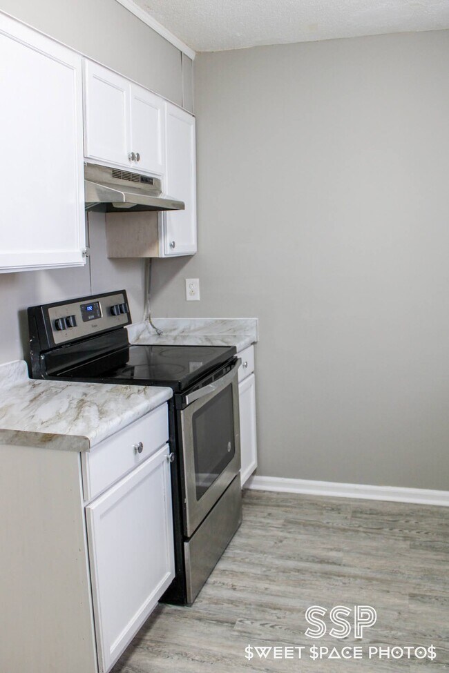 Building Photo - Travis