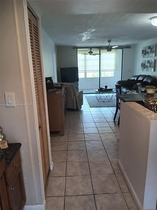 Building Photo - 2821 Somerset Dr