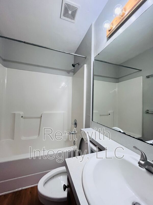 Building Photo - 315 E Jennings St