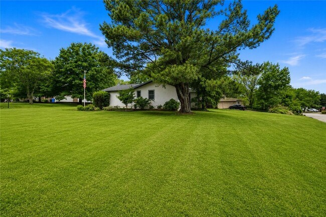 Building Photo - 315 E Fairway Ln