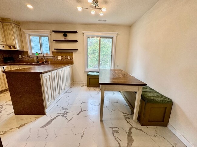 Building Photo - Stylish 3Bed/2.5Ba Daly City Home with Mod...