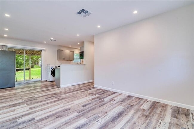 Building Photo - 1800 Forestglade Dr