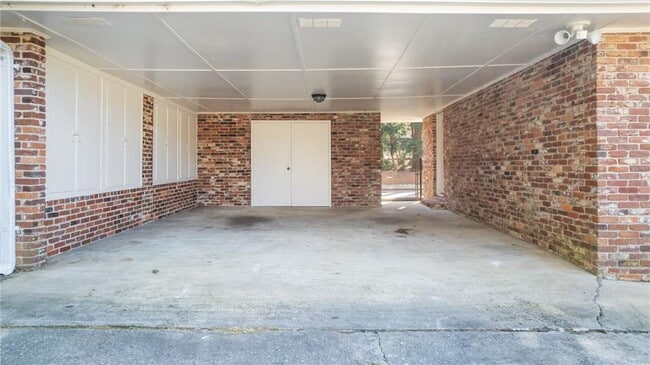 Building Photo - 2038 S Akin Dr