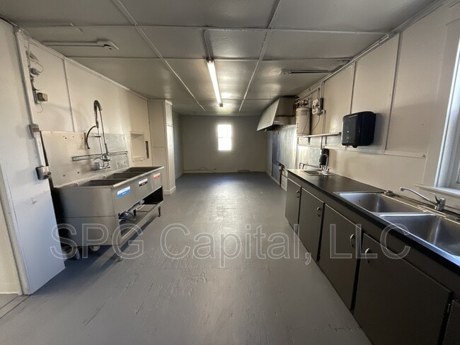 Building Photo - 477 High St